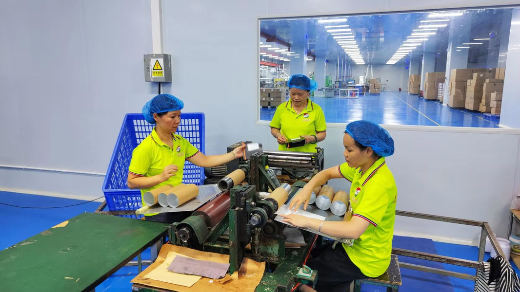 Guangzhou Huihua Packaging Products Co,.LTD línea de producción del fabricante