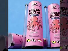 Empuje hacia arriba el tubo de papel de sushi con salsa de soja.